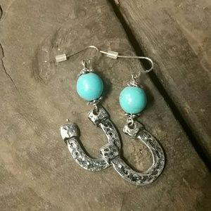 NWOT Horseshoe Earrings